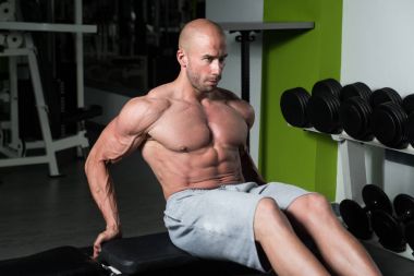 Mekik bir spor salonunda yapıyor erkek