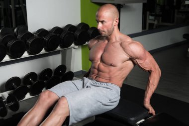 Mekik karın crunch yapıyor