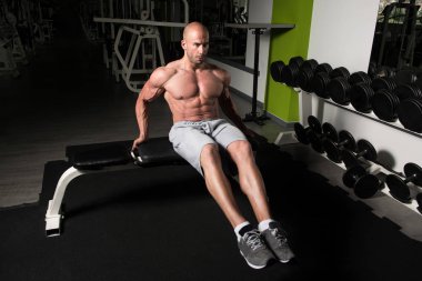 Mekik bir spor salonunda yapıyor erkek