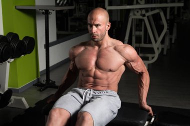 Mekik karın crunch yapıyor