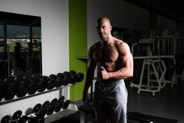 spor salonunda duran ciddi vücut geliştirmeci