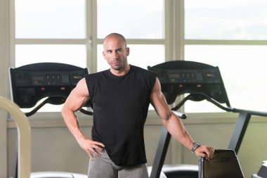 Spor salonunda güçlü duran