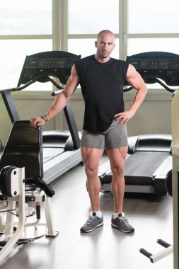 kaslı adam içinde jimnastik salonu kas esneme