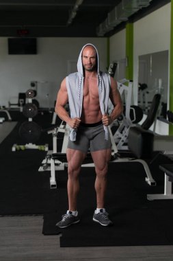 spor salonunda duran ciddi vücut geliştirmeci