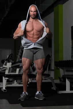 spor salonunda duran ciddi vücut geliştirmeci