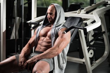 Dinlenme salonunda egzersiz sonrası kas adam