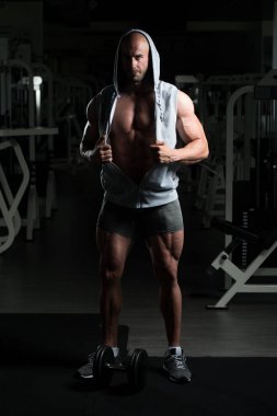 Yakışıklı adam kasların esneme