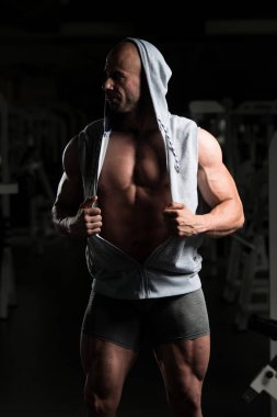 Yakışıklı kaslı adam içinde jimnastik salonu kas esneme