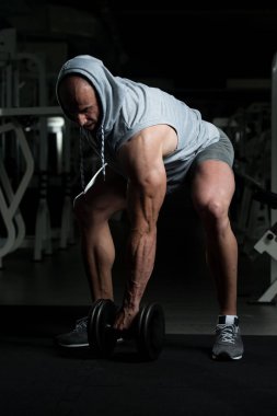 Pazı egzersiz bir spor salonunda Dumbbells ile