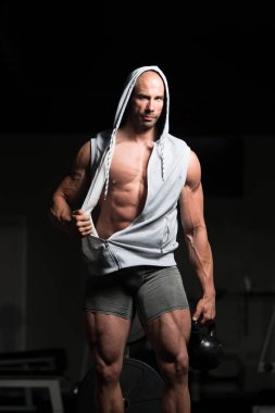 Adam su ısıtıcısı çan ile egzersiz