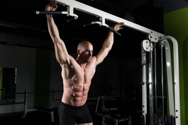 Yakışıklı adam kasların esneme