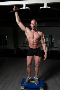 Spor salonunda güçlü duran