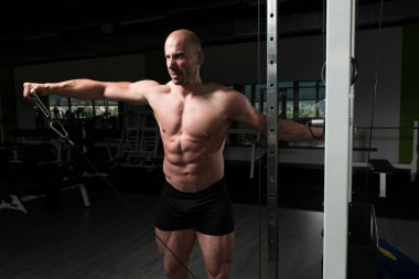 Adam omuz spor salonunda egzersiz