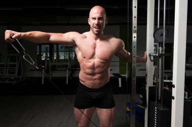 Adam omuz spor salonunda egzersiz