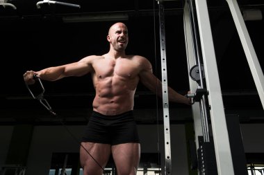 Adam omuz spor salonunda egzersiz