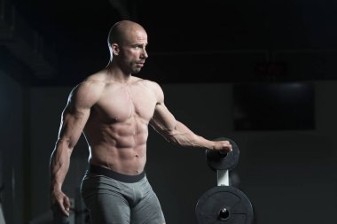 kaslı adam içinde jimnastik salonu kas esneme