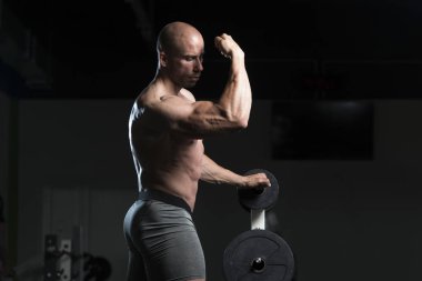 Vücut geliştirmeci pazı egzersizleri sonra poz