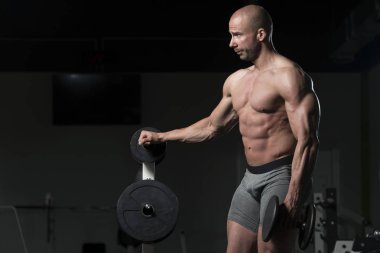 pazı dumbbells ile egzersiz vücut geliştirmeci