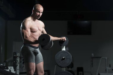 pazı dumbbells ile egzersiz vücut geliştirmeci