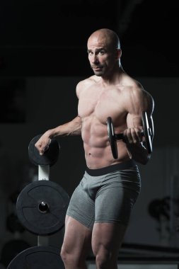 pazı dumbbells ile egzersiz vücut geliştirmeci