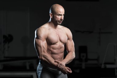 Spor salonunda güçlü duran