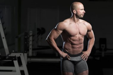 Yakışıklı adam kasların esneme