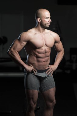 kaslı adam içinde jimnastik salonu kas esneme