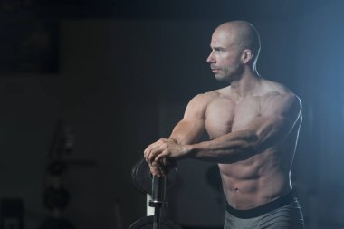 Yakışıklı adam kasların esneme