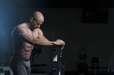 Yakışıklı kaslı adam içinde jimnastik salonu kas esneme