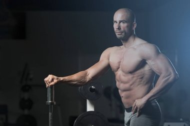 kaslı adam içinde jimnastik salonu kas esneme