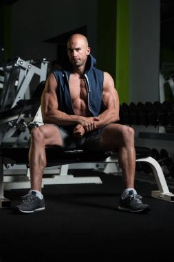 Spor salonu Afther alıştırmada dinlenme çekici genç adam