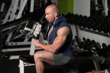 Sağlıklı bir insan uzanıyor katta