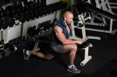 Vücut geliştirmeci adam uzanıyor katta