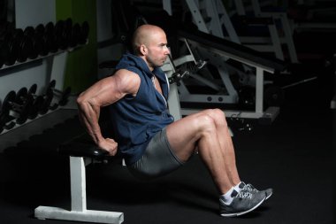 Adam bankta Triceps egzersiz