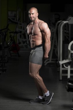 kaslı adam içinde jimnastik salonu kas esneme