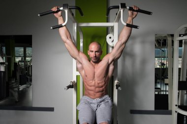 Egzersiz bacak asılı gerçekleştirme adam yükseltir