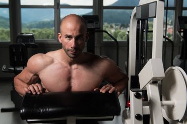 Spor salonu Afther alıştırmada dinlenme çekici genç adam