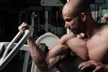 Pazı egzersiz makinedeki bir spor salonunda