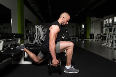 Adam kuadriseps ve Glutes egzersiz Dumbbells ile