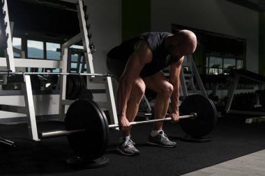 Geri egzersiz halter salonunda ile gerçekleştirme vücut geliştirmeci