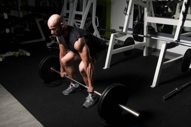 Egzersiz Fitness Center'da Barbell ile geri