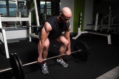 Spor Barbell ile egzersiz adam