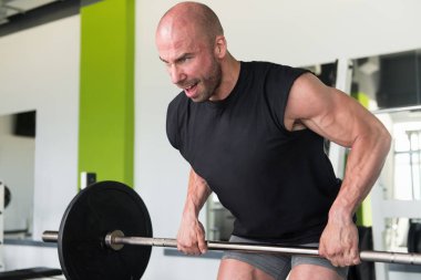 Geri egzersiz halter salonunda ile gerçekleştirme vücut geliştirmeci