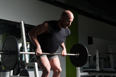 Spor Barbell ile egzersiz adam