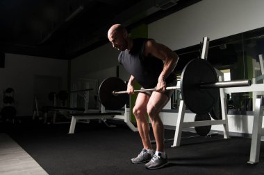 Egzersiz Fitness Center'da Barbell ile geri