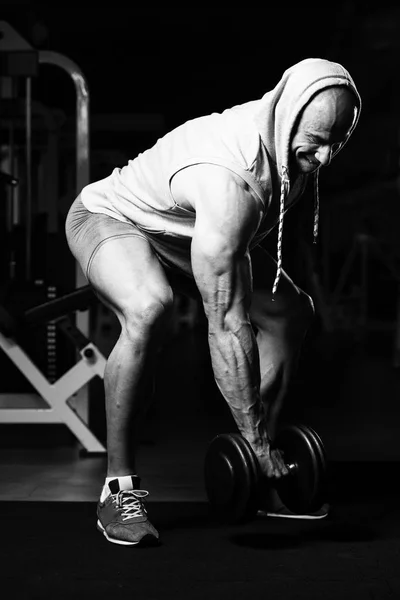 Homem com halteres exercendo bíceps — Fotografia de Stock