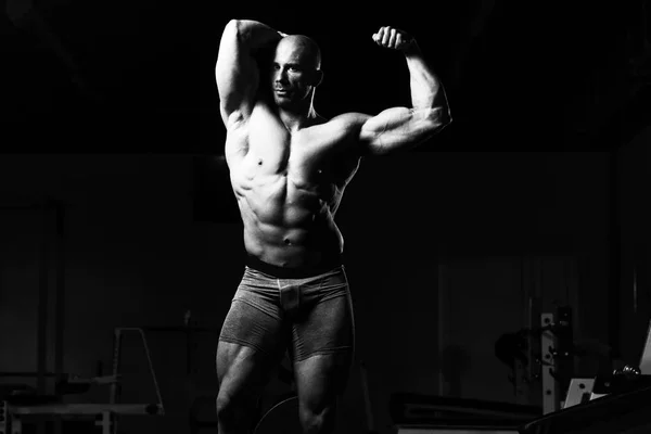 Przystojny mężczyzna wyginanie mięśni — Zdjęcie stockowe