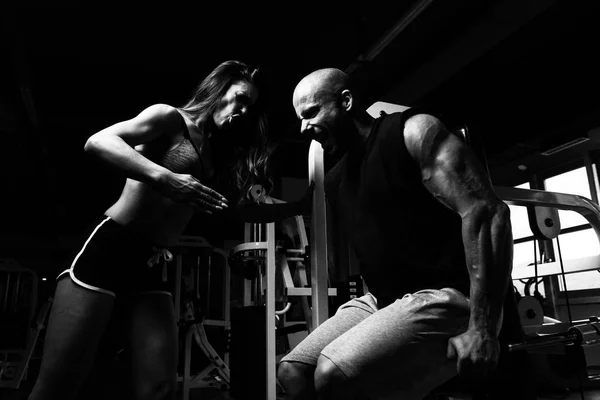 Gym tränare att hjälpa mannen på Triceps — Stockfoto