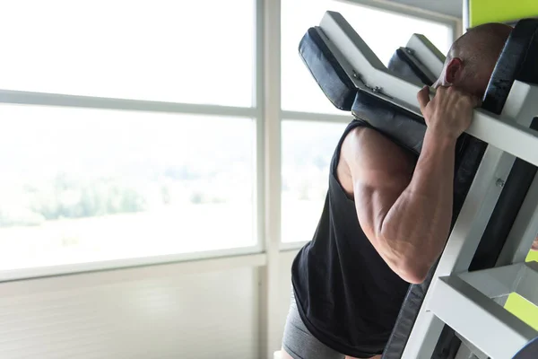 Beenstrekkers en bilspieren oefening In een sportschool — Stockfoto