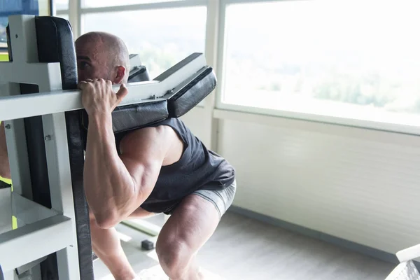 Man On Machine Exercising Quadriceps And Glutes — Stock Photo, Image